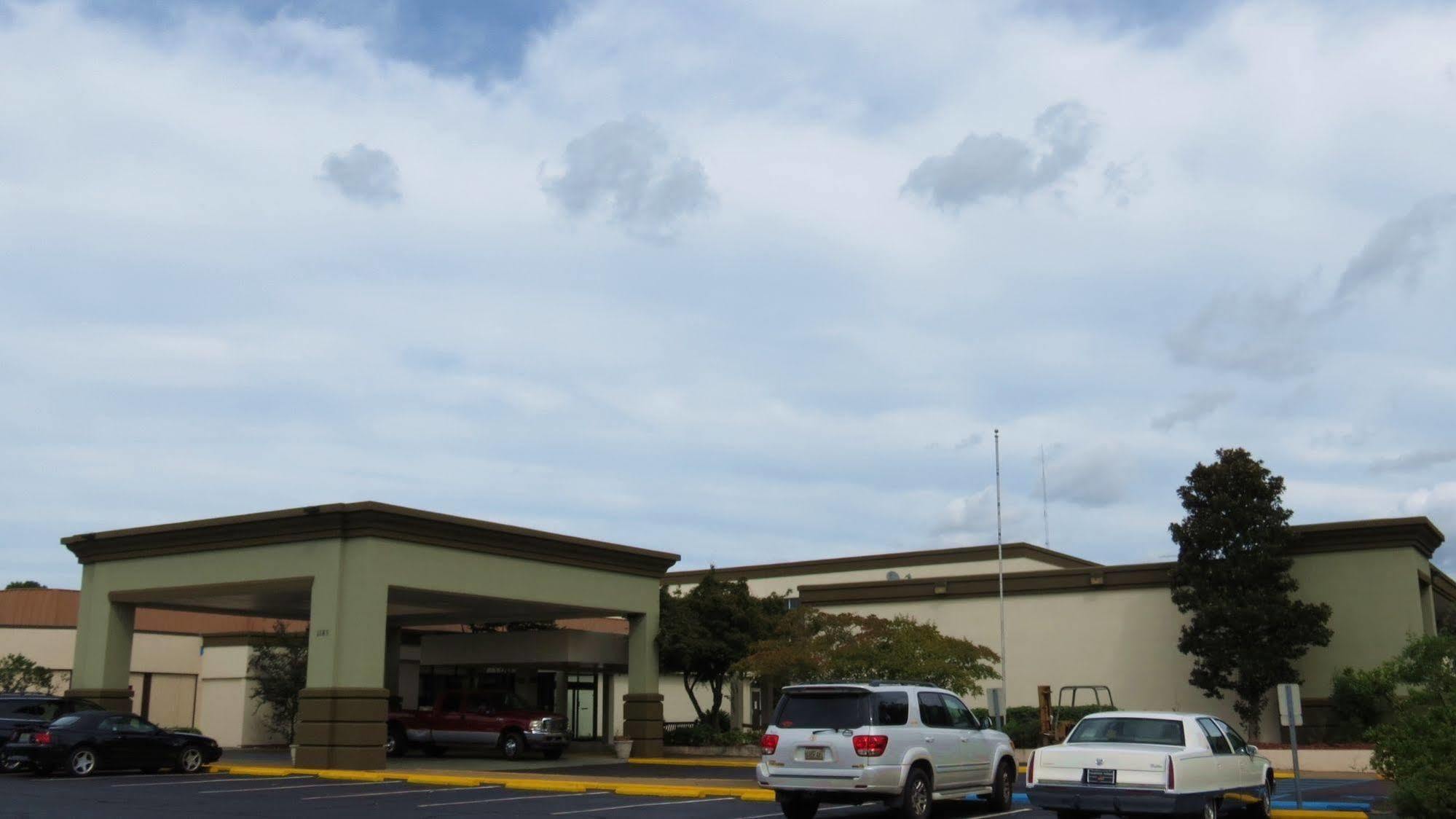 Days Inn By Wyndham Montgomery Near Aum Exterior photo