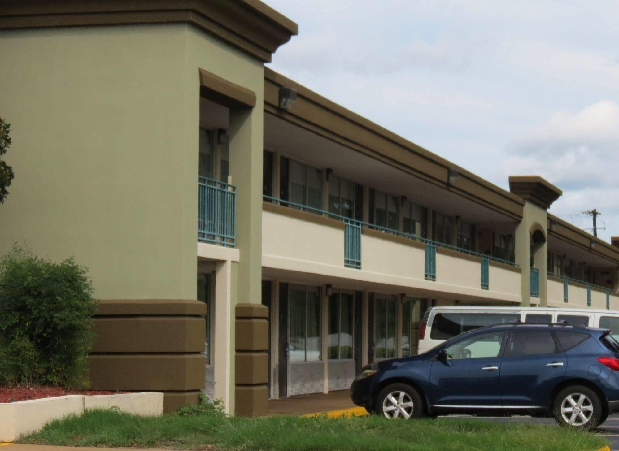 Days Inn By Wyndham Montgomery Near Aum Exterior photo