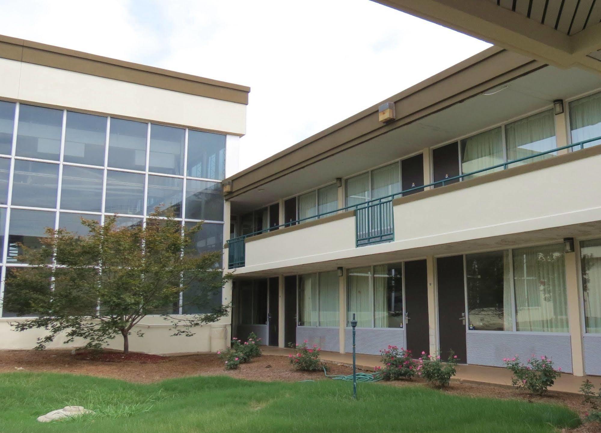 Days Inn By Wyndham Montgomery Near Aum Exterior photo